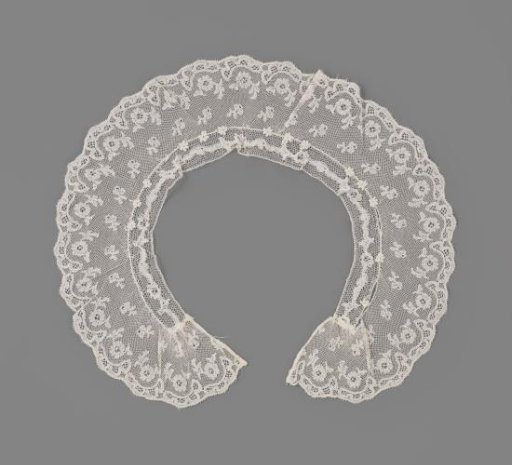 Collar of Mechlin lace, round model