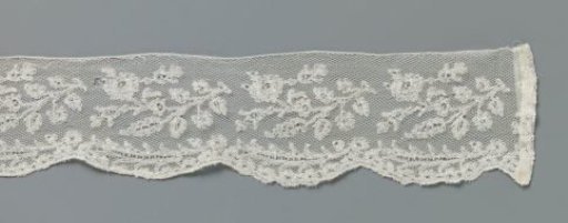 Strip of Bobbin Lace with a Reclining Flower Branch in a Shell with Rosette Flowers
