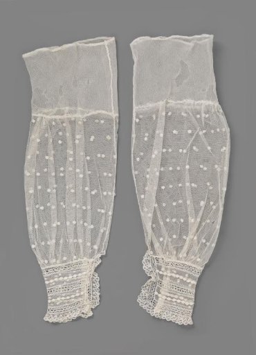 Front sleeve with cuff of Lille lace