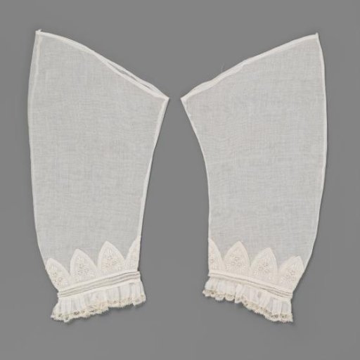 Under-sleeve of glass batiste with embroidery and lace