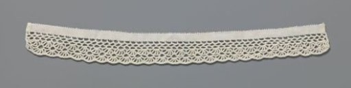 Collar of crochet work with diamond and fan motif