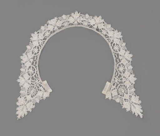 Round flat collar of Cluny lace