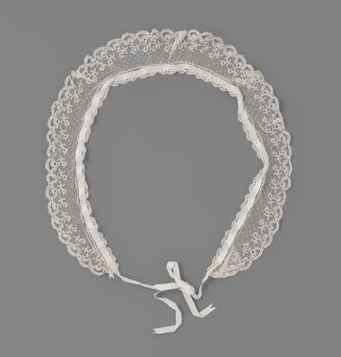 Collar of Lille lace, round model with white ribbon