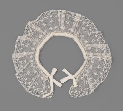 Collar of Lille lace with silk ribbon