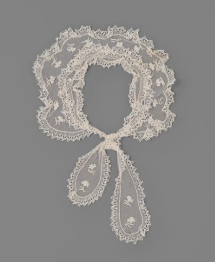 Collar of tulle, round knot style with flaps