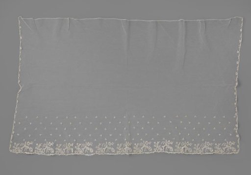 Bonnet veil of machine-made tulle with applied lace