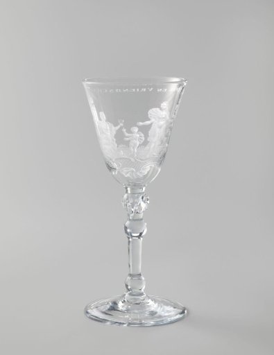 Chalice glass with two women and a putto and the inscription: LOVE AND FRIENDSHIP