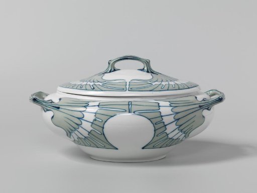 Tureen, painted with the Flügelmuster decoration