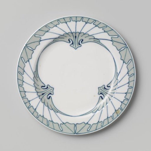 Plate painted with the Flügelmuster decoration