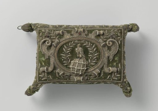 Small wooden jewel box, covered with green velvet and decorated in high relief with gold and silver wire and river pearls