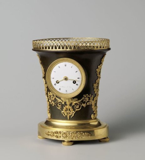 Pendulum clock in the shape of an oval basket