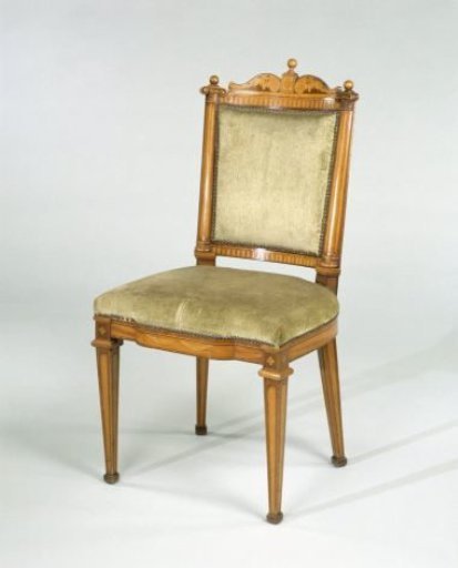 Elmwood chair, except for the back entirely decorated with marquetry work