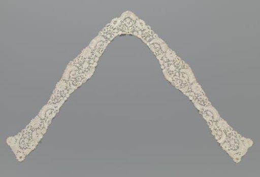 Collar of mixed lace with large composition flowers and feathered leaves growing on stems with C-scrolls and smaller flowers