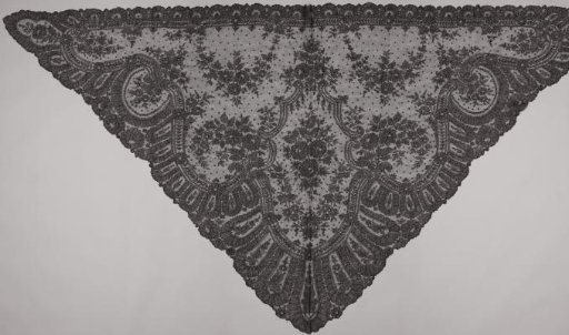 Triangular scarf of black machine-made lace with rose bouquets