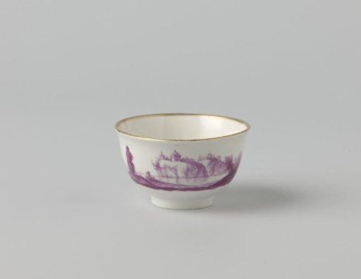 Teacup with figures in a landscape in beet-red with gold borders