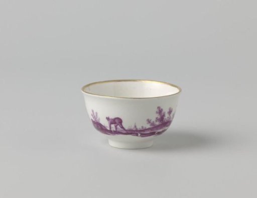 Teacup with figures in a landscape in beet-red with gold borders