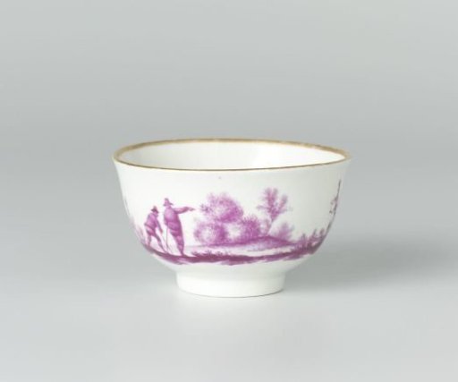 Teacup with figures in a landscape in beet-red with gold edges