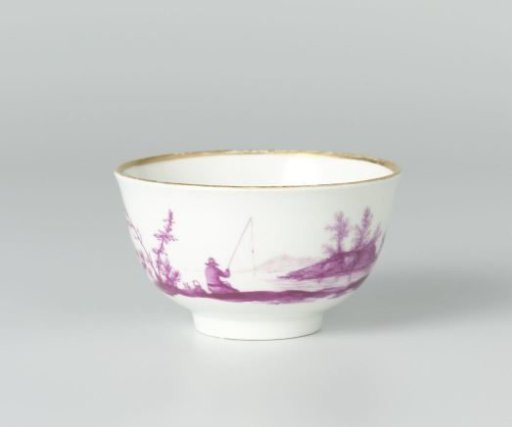 Teacup with figures in a landscape in beet-red with gold edges