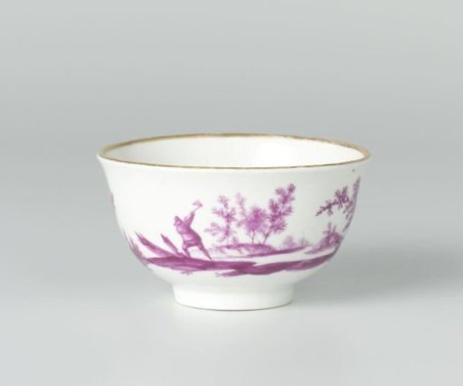 Teacup with figures in a landscape in beet-red with gold edges