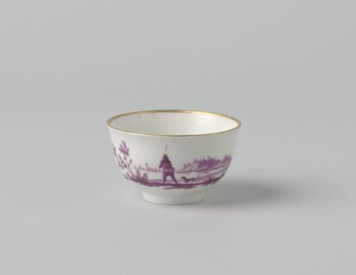 Teacup with figures in a landscape in beet-red with gold borders