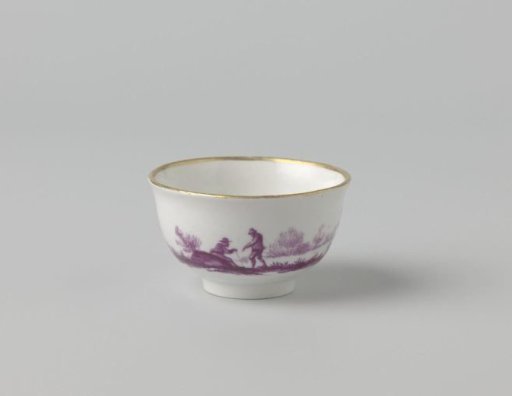 Teacup with figures in a landscape in beet-red with gold borders
