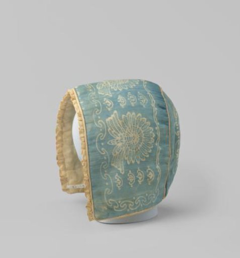 Cap of shantung with batik pattern