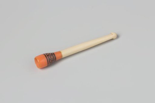 Cigarette pipe of ivory-coloured plastic with an orange tip featuring an anthracite-coloured decoration