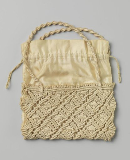 Bag in a flat, rectangular shape, of cream-coloured cotton macramé with a cream-coloured satin lining