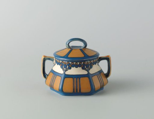 Lid of a sugar bowl, part of a tea service of chromolith stoneware, decorated in blue and yellow-brown