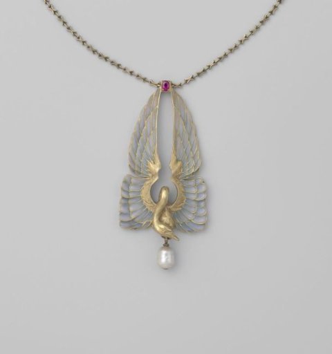 Necklace with swan
