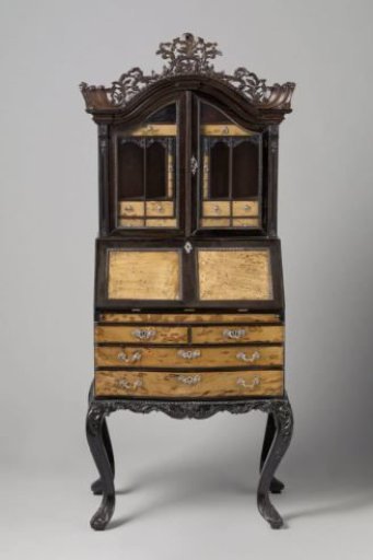 Bureau on four legs, decorated with rocailles, volutes, floral and leaf work, gadroons and moldings