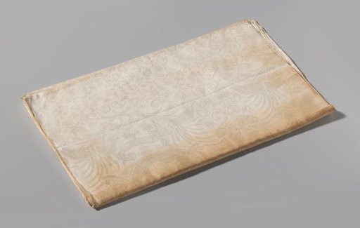 Tablecloth of linen damask with a coat of arms