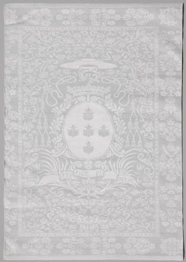 Napkin of linen damask with the coat of arms of P.E. van der Noot