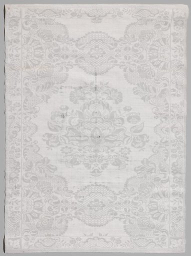 Napkin with lace pattern and flowers