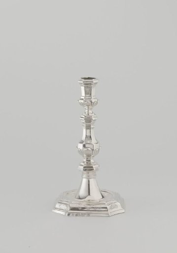 Silver candlestick with octagonal foot and octagonal baluster-shaped stem and candle holder. With engraved rocaille motifs.