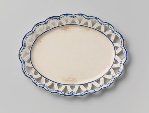 Saucer of English hard-fired earthenware, Boch