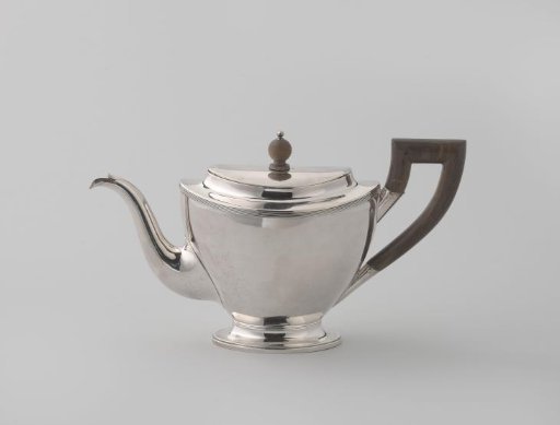Teapot, oval, with gadrooned edges