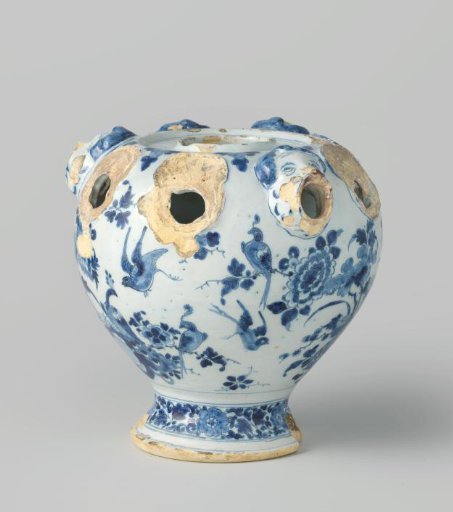 Central vase of a flower holder