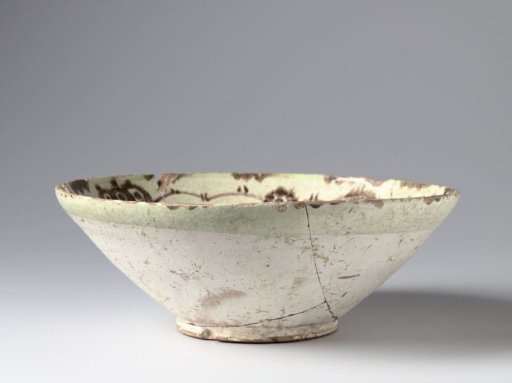 Bowl with a bird and floral scroll