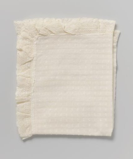 Coverlet for cradle or layette basket of knotted and openwork net fabric