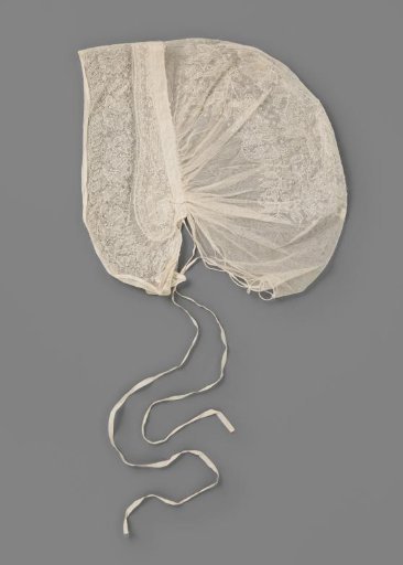 Cap of embroidered tulle