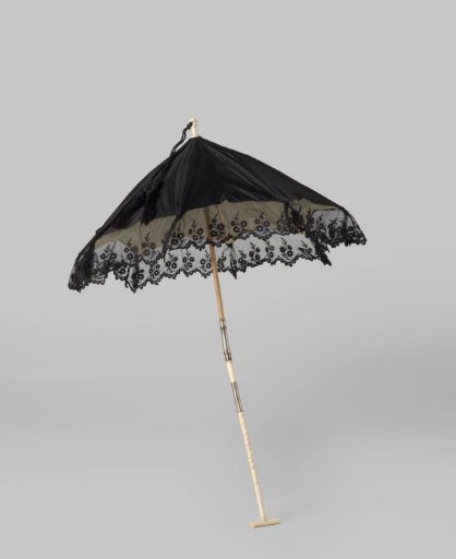 Carriage parasol with cover of black satin, with a strip of black tulle featuring machine embroidery and a handle of ivory with a T-shaped grip