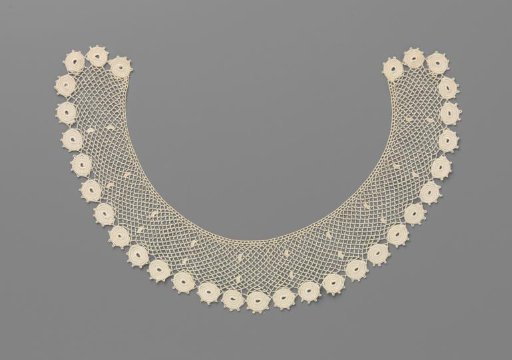 Collar of crocheted lace with round spiral shells