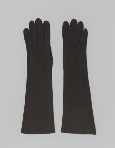 Glove of black suede, with three radiating lines on the back