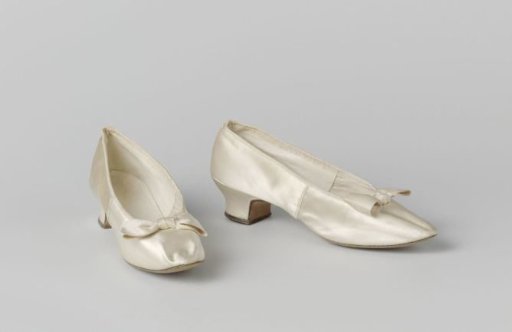 Bridal Shoe of Cream-Colored Satin with Bows