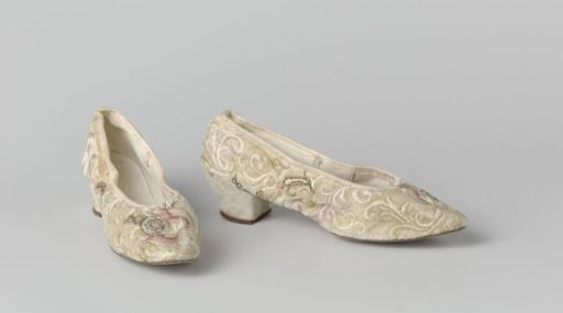 Ball glove of white velvet, decorated with embroidered palmette flowers with vines