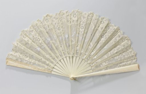 Folding fan with leaf of blonde machine-made lace, with organza insert painted in tempera in grisaille with birds on flowering branches, on a bone mount