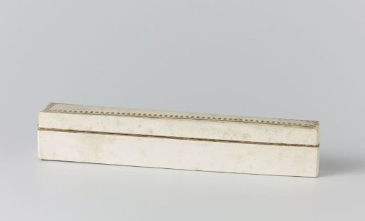 Fan case made of paper, tapering, exterior covered with finely structured white paper, lid top edged with cloverleaf pattern