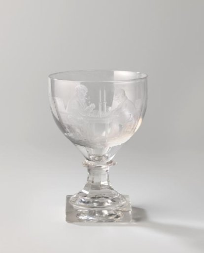 Chalice glass on a foot, with two men at a gaming table and the inscription: Savoir la marche, est Chose très unie Savoir le Jeu, c'est Fruit du genie