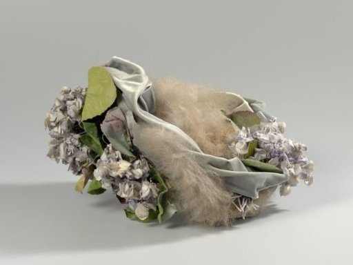 Hat of velvet with rabbit fur and flower corsages